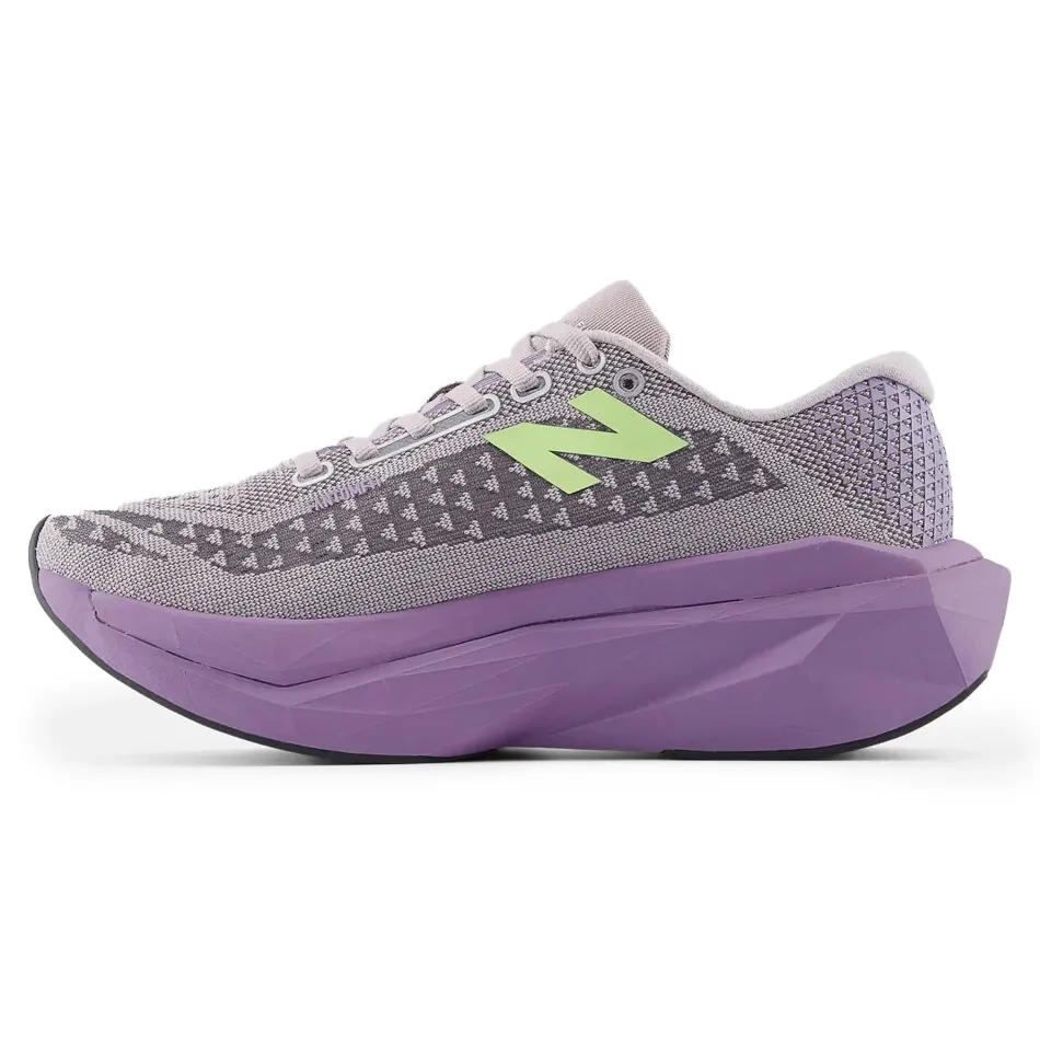 Tênis New Balance Fuelcell Supercomp Trainer V3 Cinza Feminino em ângulo lateral direito mostrando detalhes do cabedal e solado